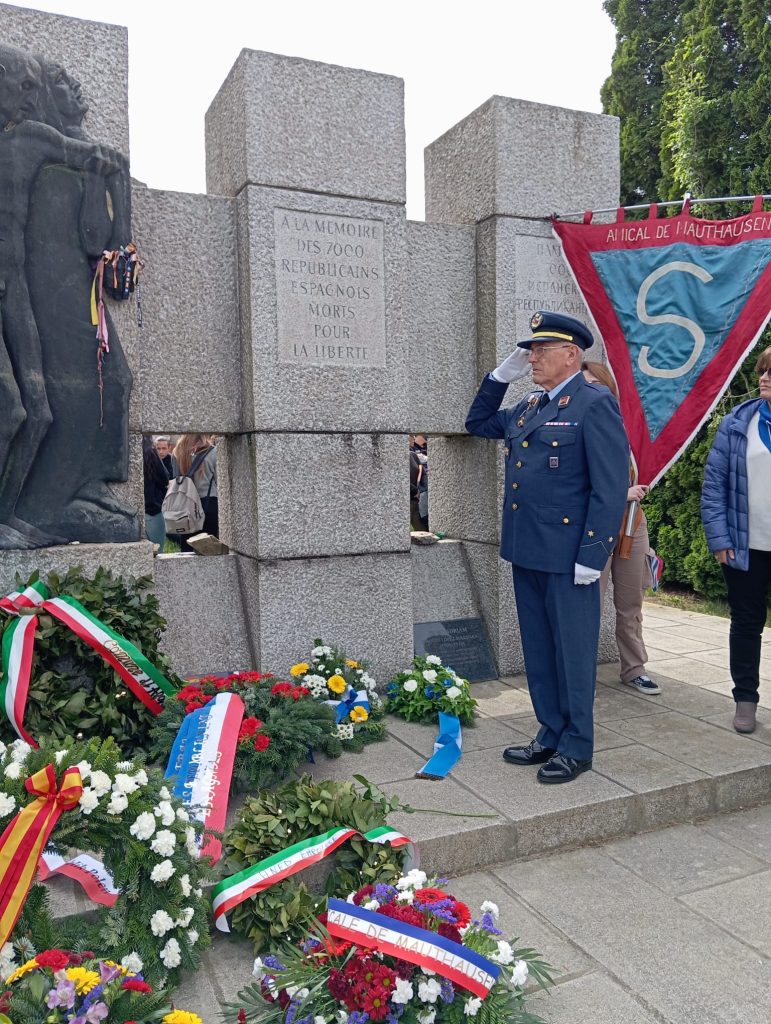 Floren Dimas de uniforme saludando en el homenaje a las víctimas del nazismo en Mauthausen.